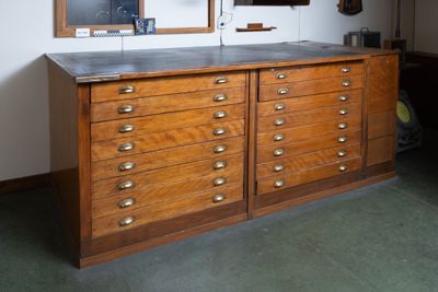 Foto Tavolo grande con 16 cassetti IGB-007230_20250416_002.jpg